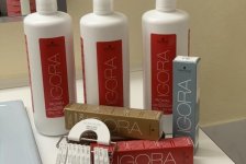 Friseure föhnen in der Trockenhaube